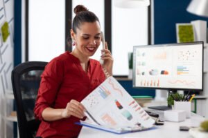 mulher trabalhando com o bpo financeiro rj